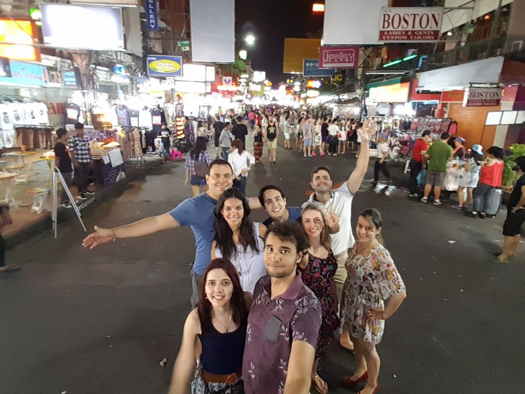 Todo mundo na Khaosan Road, em Bangkok