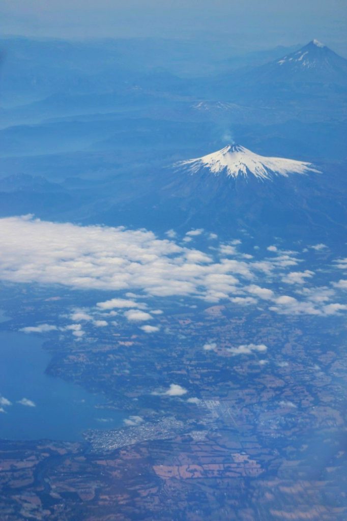 Vulcão Villarica e a cidade de Pucón vistos do avião.